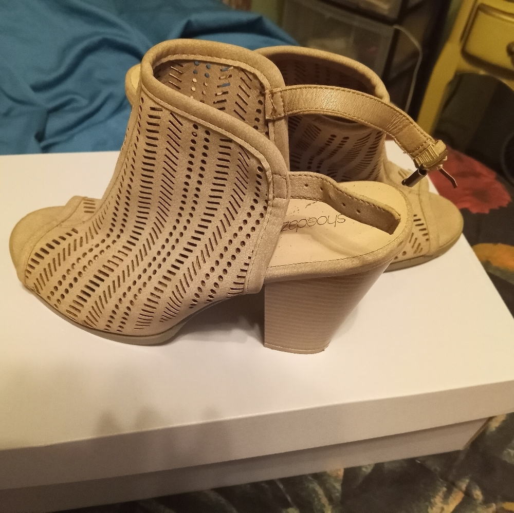 Webbed Sandals - Picture 2 of 3